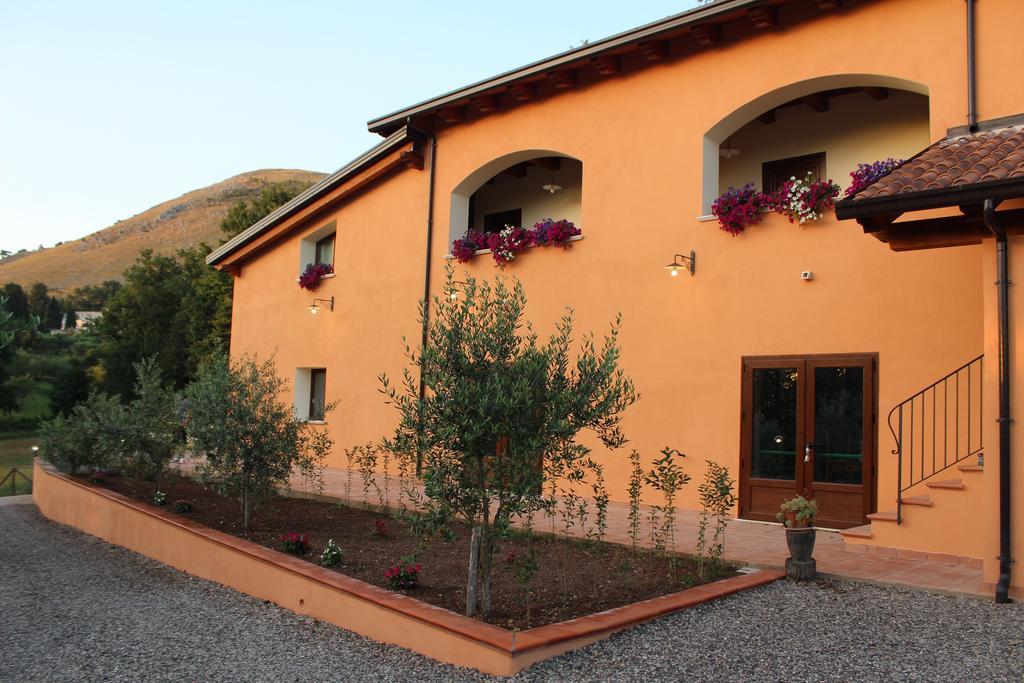 Agriturismo L'Ulivo Padula Eksteriør bilde